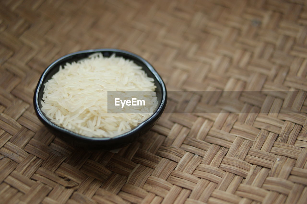 HIGH ANGLE VIEW OF RICE IN BOWL ON TABLE