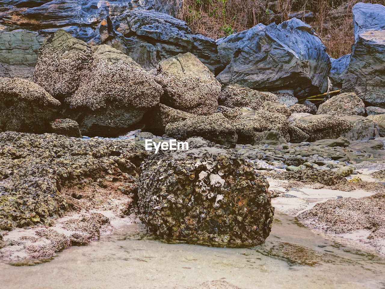 HIGH ANGLE VIEW OF ROCKS ON LAND