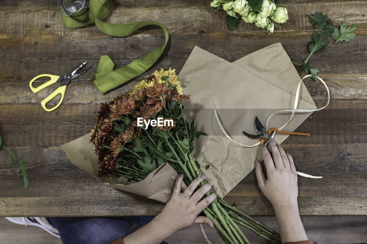 HIGH ANGLE VIEW OF WOMAN HAVING FOOD