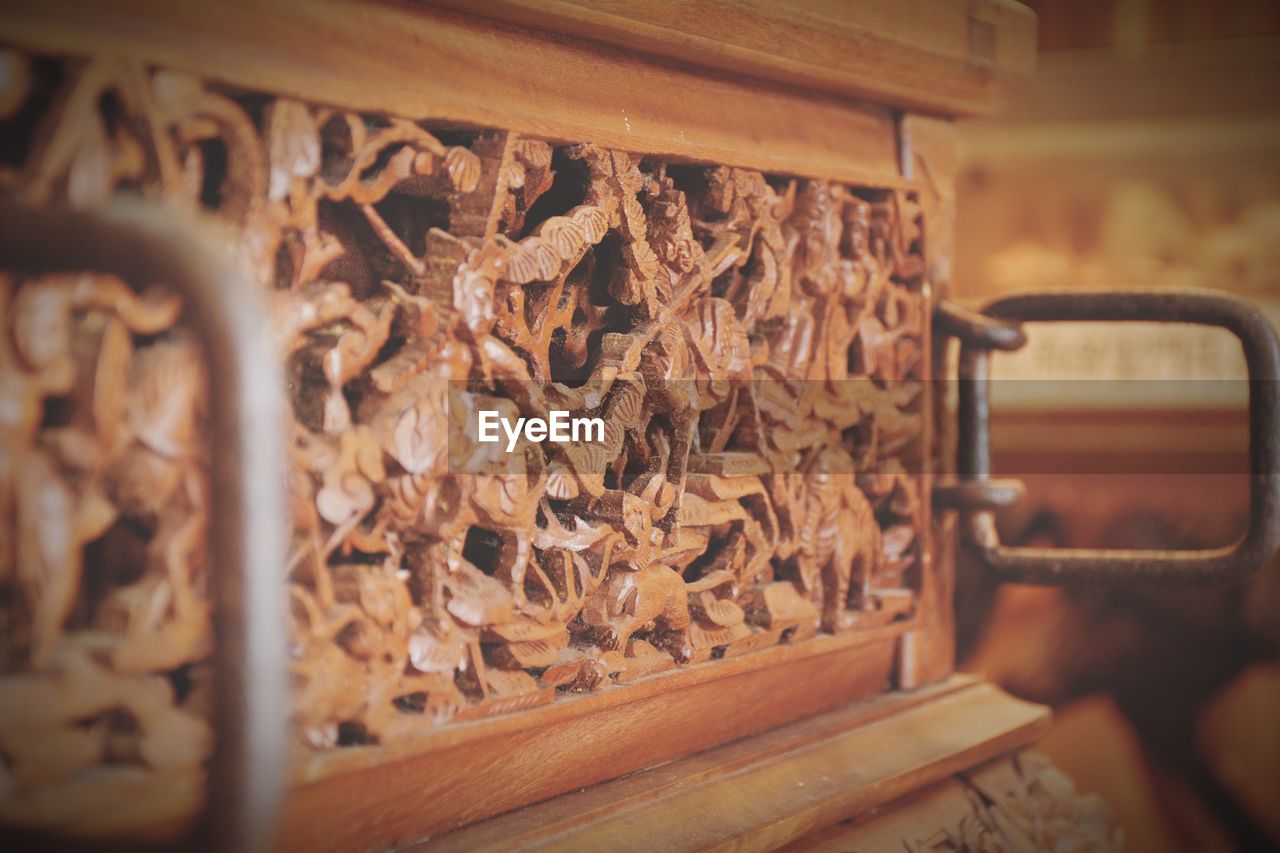 CLOSE UP OF WOOD IN SHELF