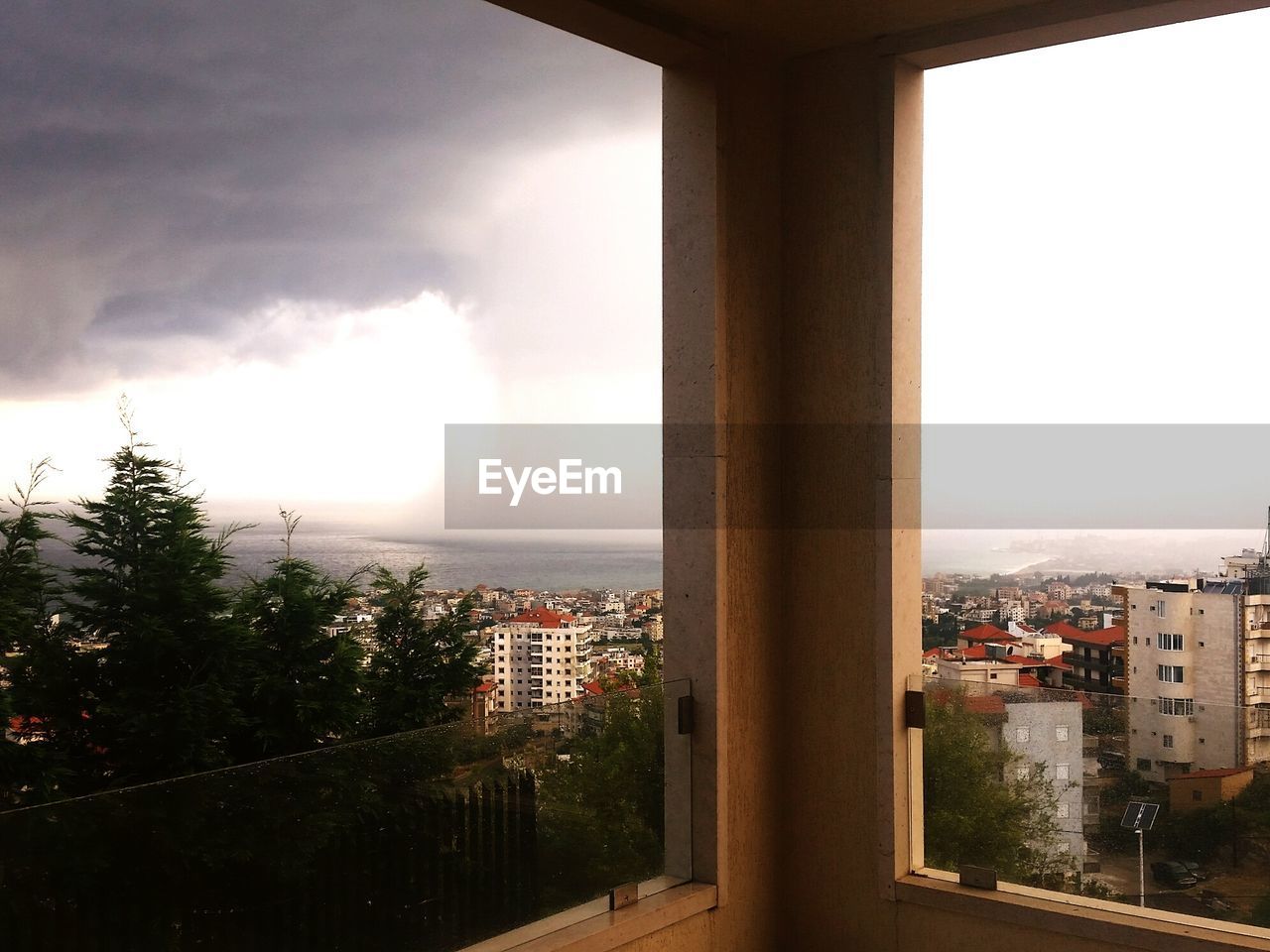 PANORAMIC VIEW OF CITYSCAPE AGAINST SKY