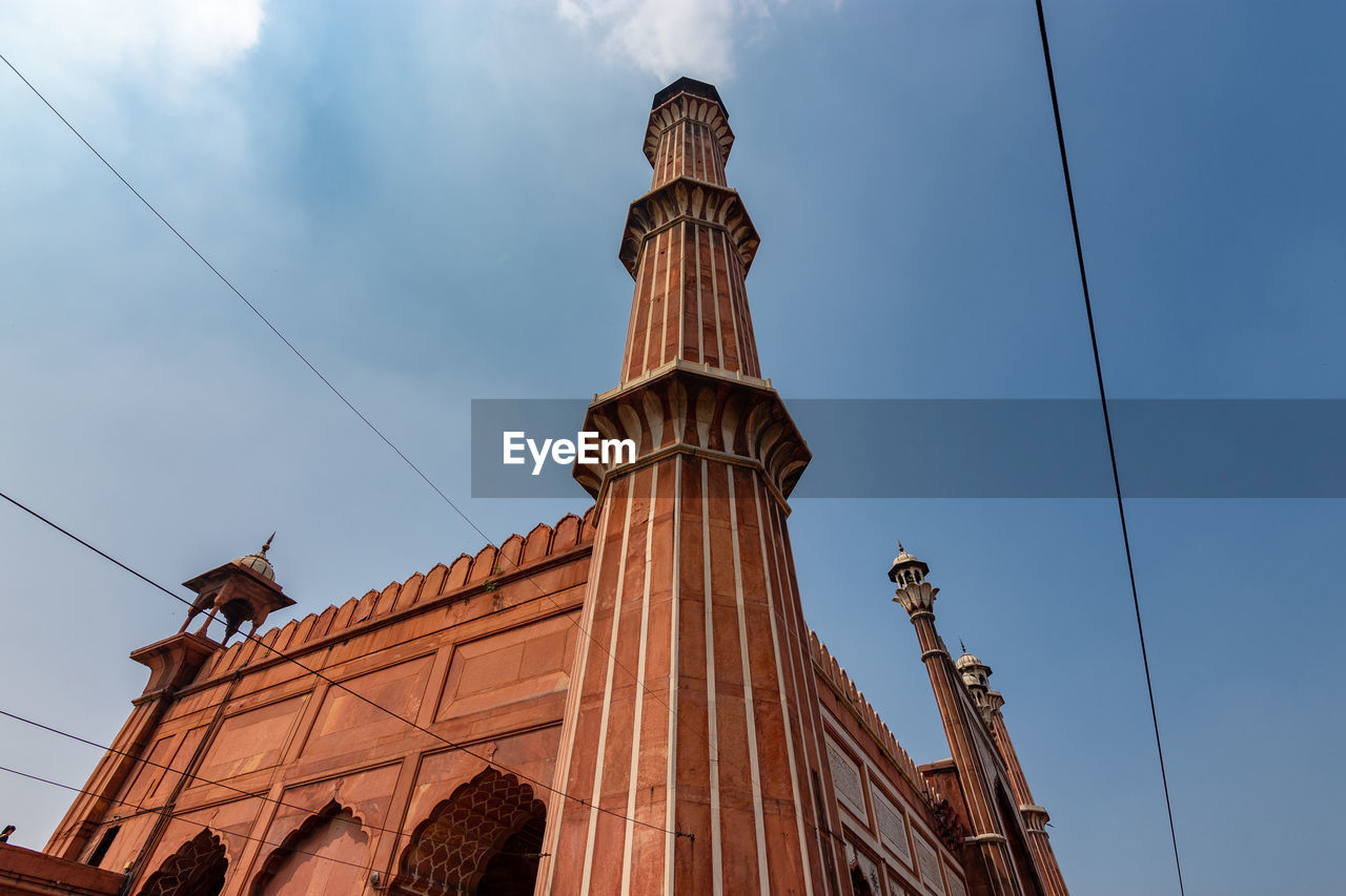 LOW ANGLE VIEW OF STATUE OF BUILDING AGAINST SKY