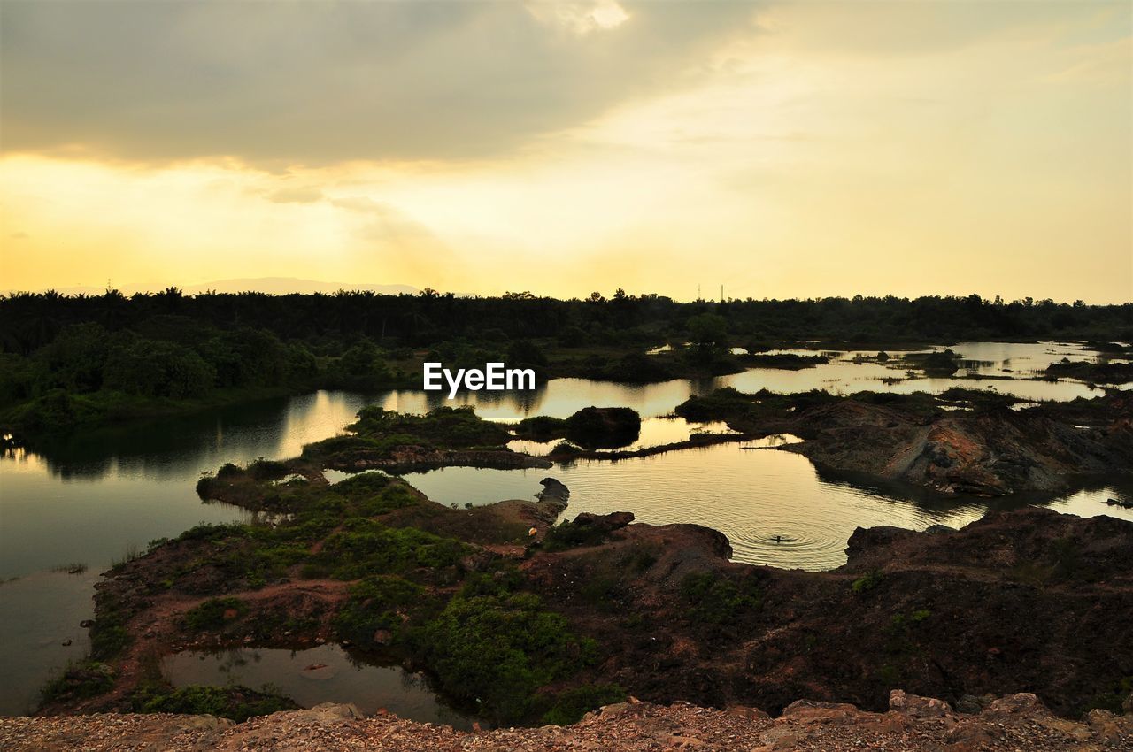 SCENIC VIEW OF LAKE AGAINST SUNSET SKY