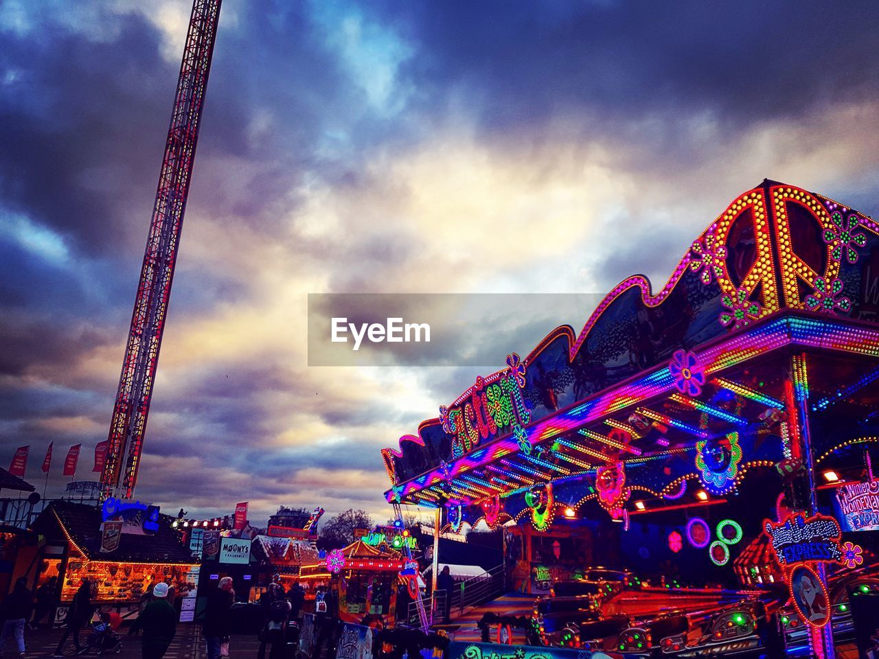 LOW ANGLE VIEW OF ILLUMINATED FERRIS WHEEL AT NIGHT