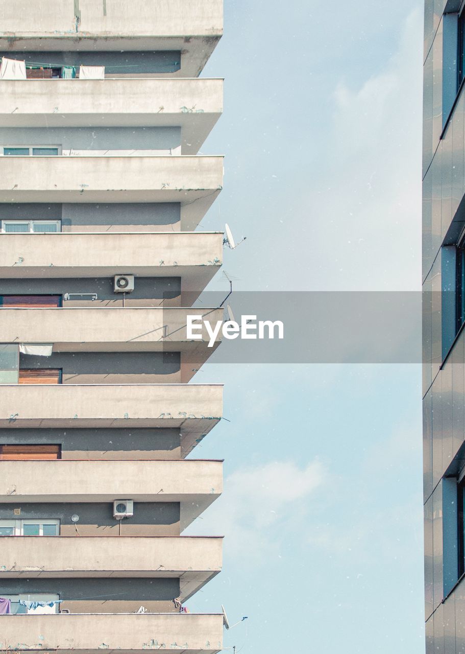 LOW ANGLE VIEW OF BUILDINGS AGAINST SKY