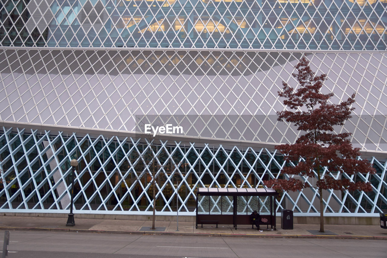 CLOSE-UP OF CHAINLINK FENCE