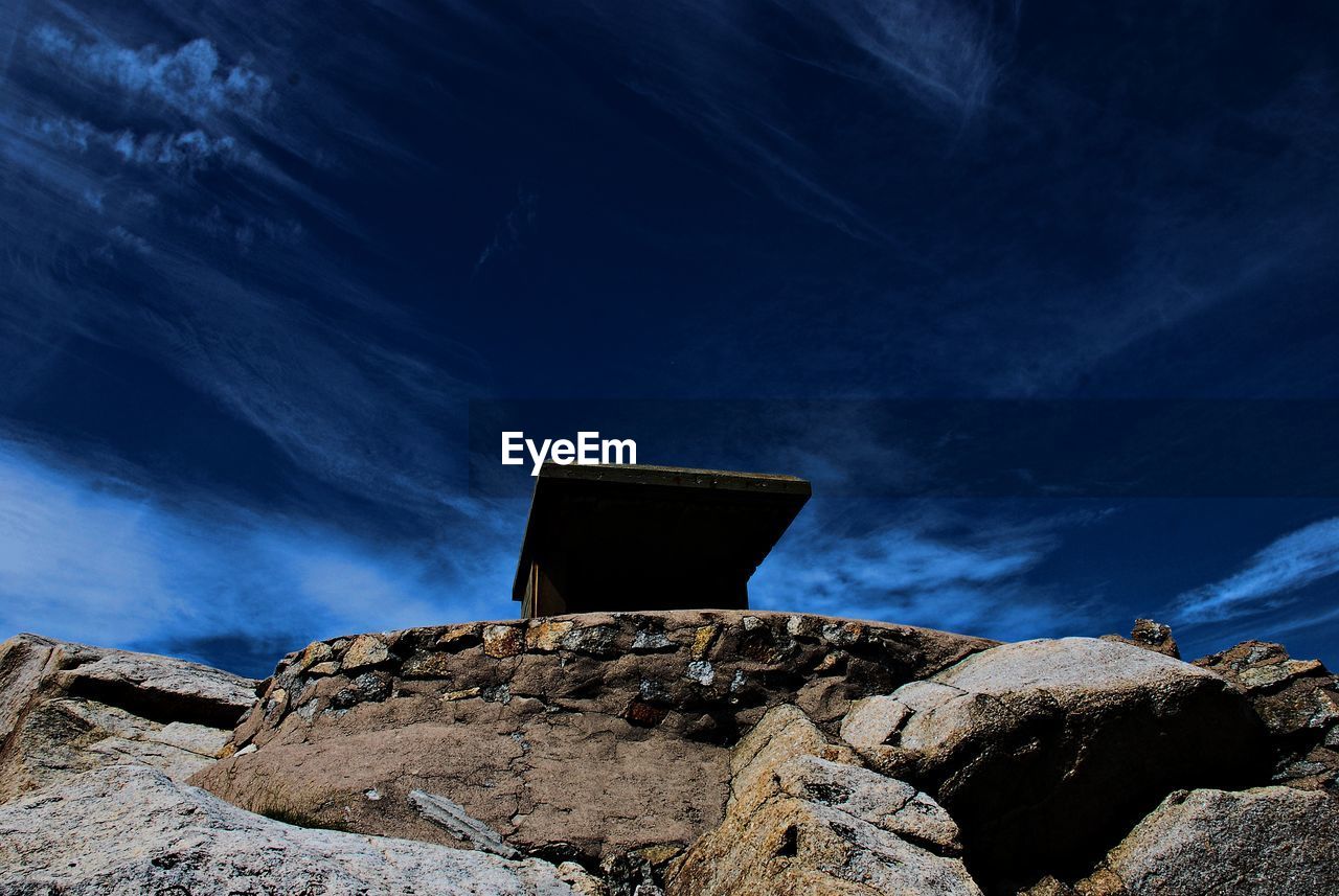 LOW ANGLE VIEW OF BUILT STRUCTURE AGAINST SKY