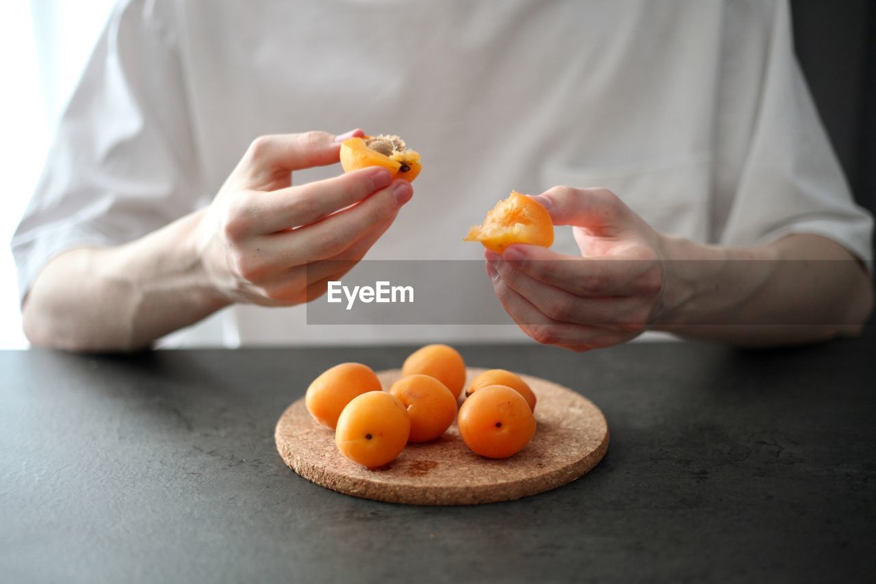 CROPPED IMAGE OF MAN HOLDING FRUITS