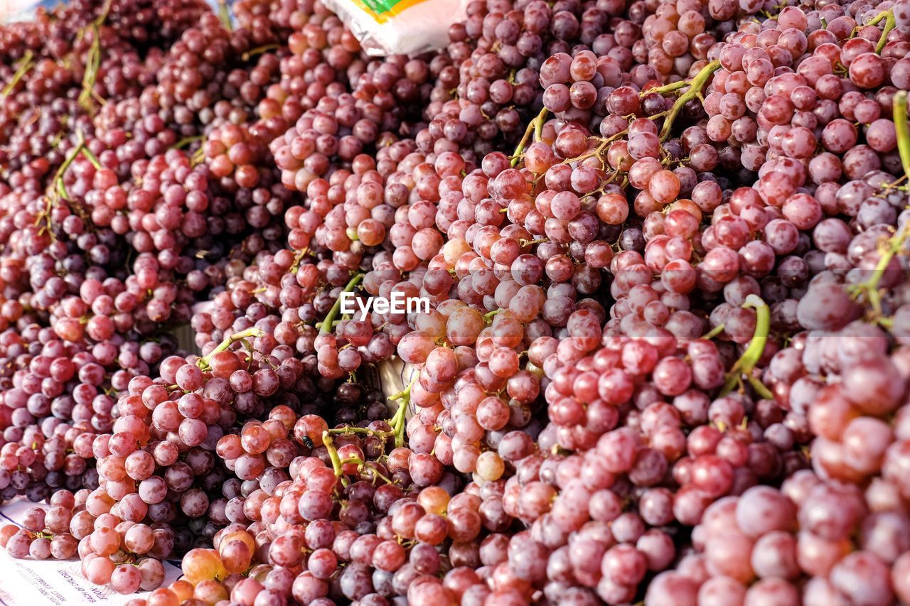 CLOSE-UP OF GRAPES IN MARKET