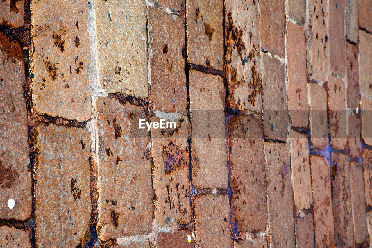 FULL FRAME SHOT OF BRICK WALL