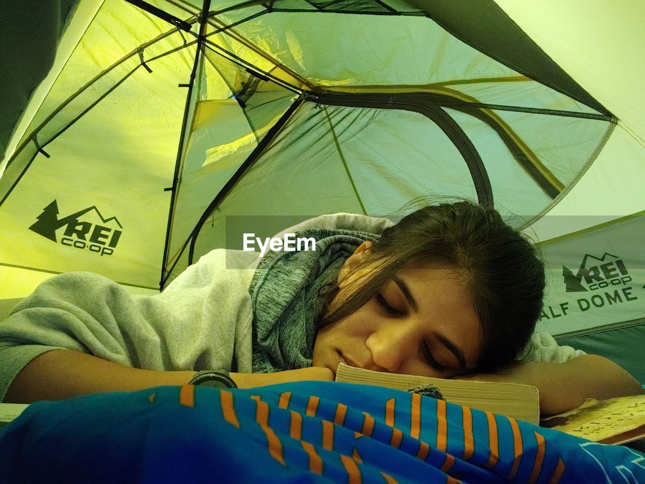 PORTRAIT OF WOMAN RELAXING ON BED