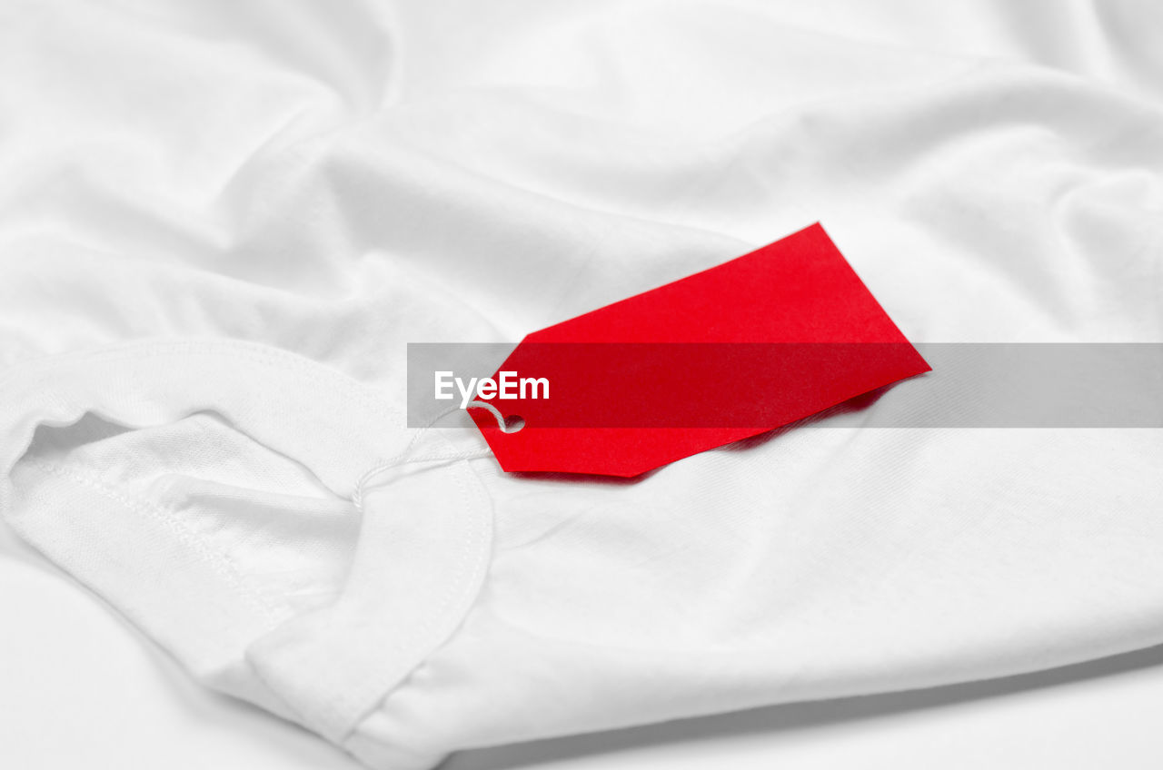 red, paper, white, indoors, textile, crumpled, no people, linen, bed, copy space, love, petal, studio shot, emotion, sheet, close-up, envelope, single object, positive emotion, pink