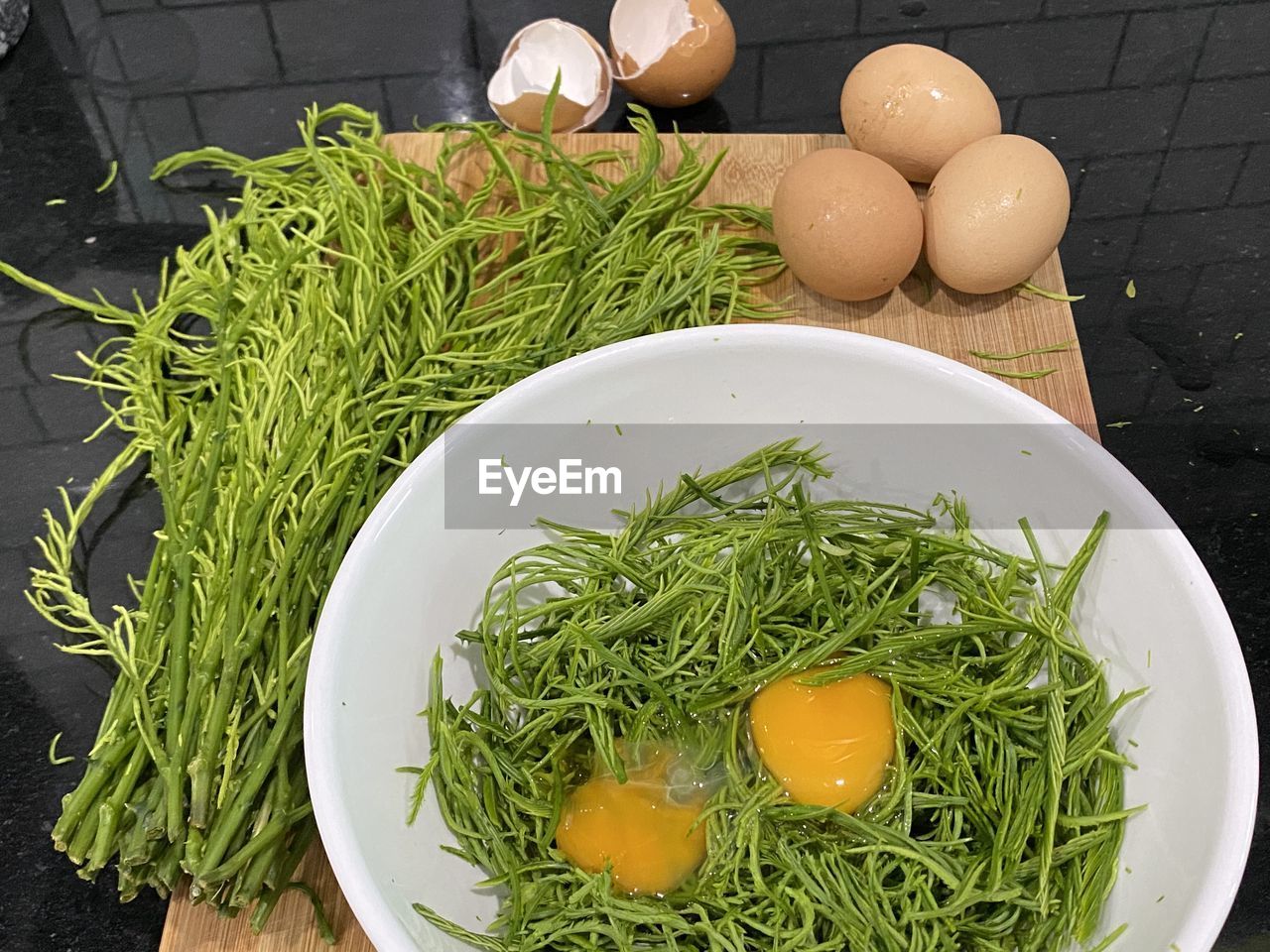 HIGH ANGLE VIEW OF FRESH VEGETABLES IN BOWL