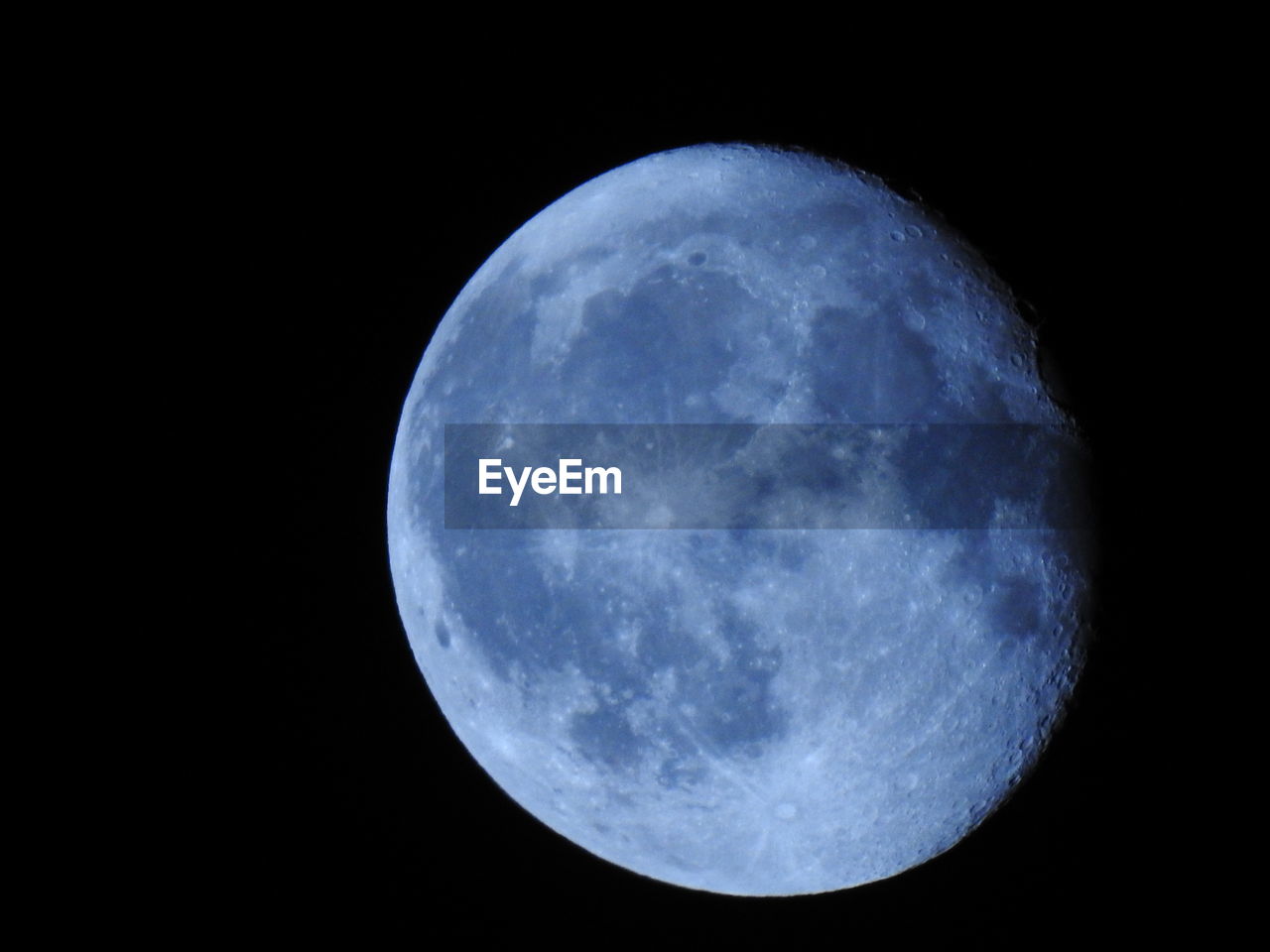 LOW ANGLE VIEW OF FULL MOON AGAINST SKY