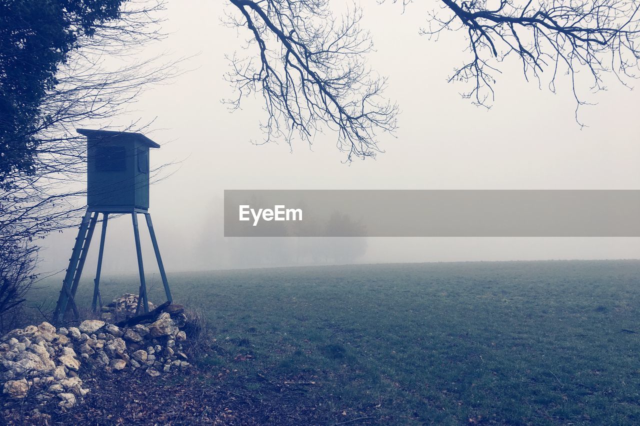 SCENIC VIEW OF FIELD AGAINST SKY DURING FOGGY DAY