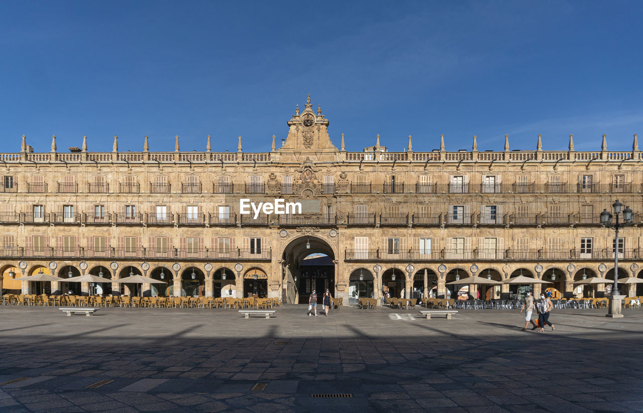 GROUP OF PEOPLE IN FRONT OF BUILDING