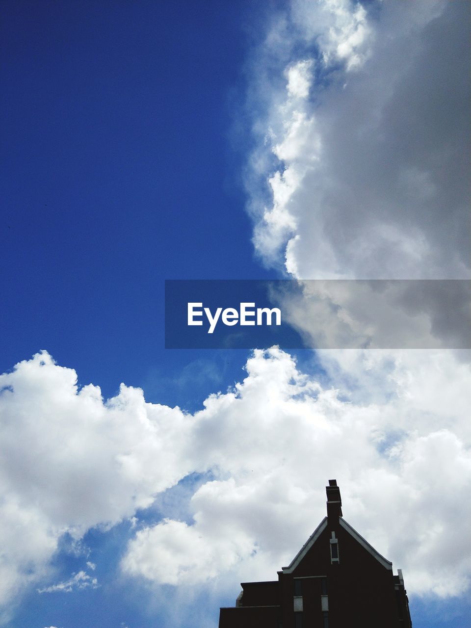 LOW ANGLE VIEW OF BUILDING AGAINST BLUE SKY