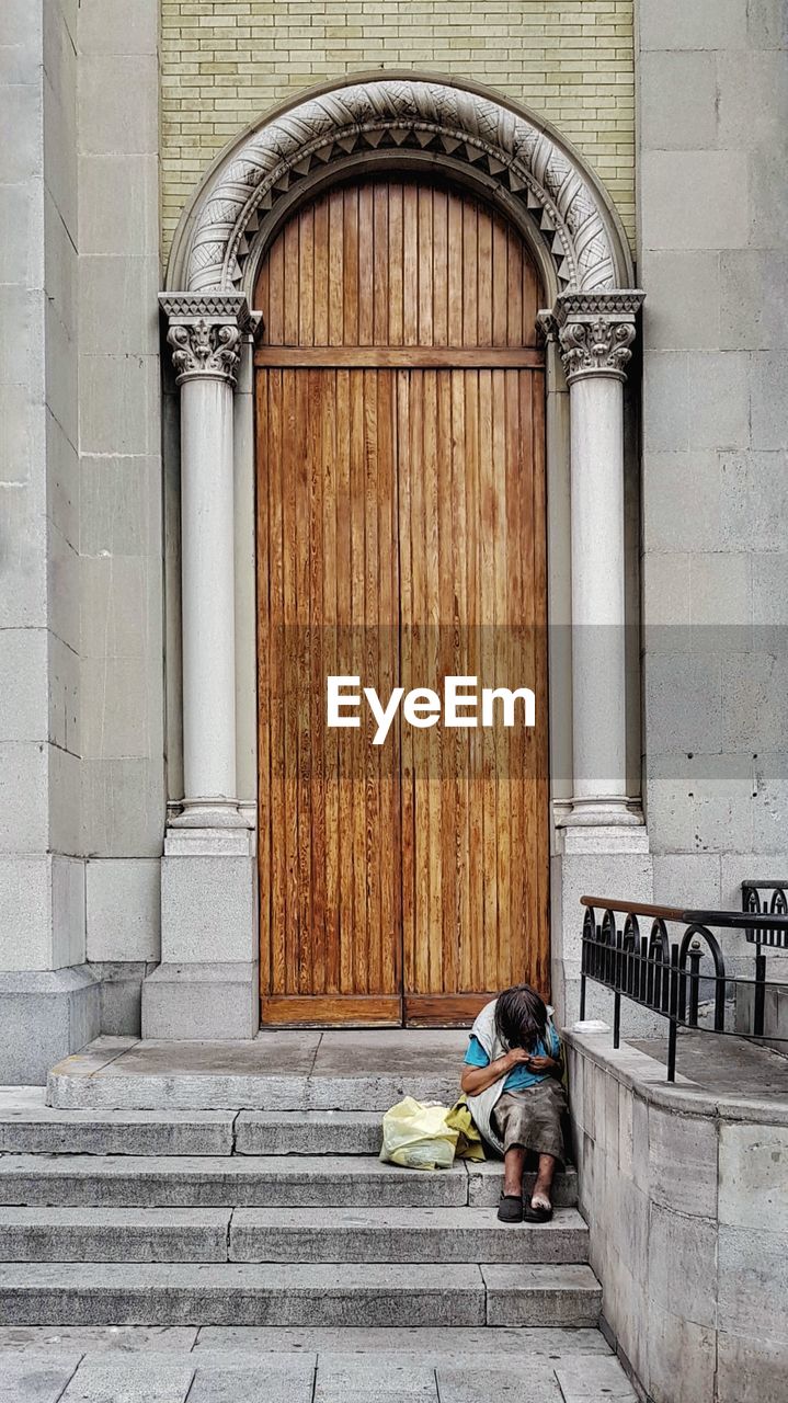 VIEW OF A DOG LOOKING THROUGH DOOR
