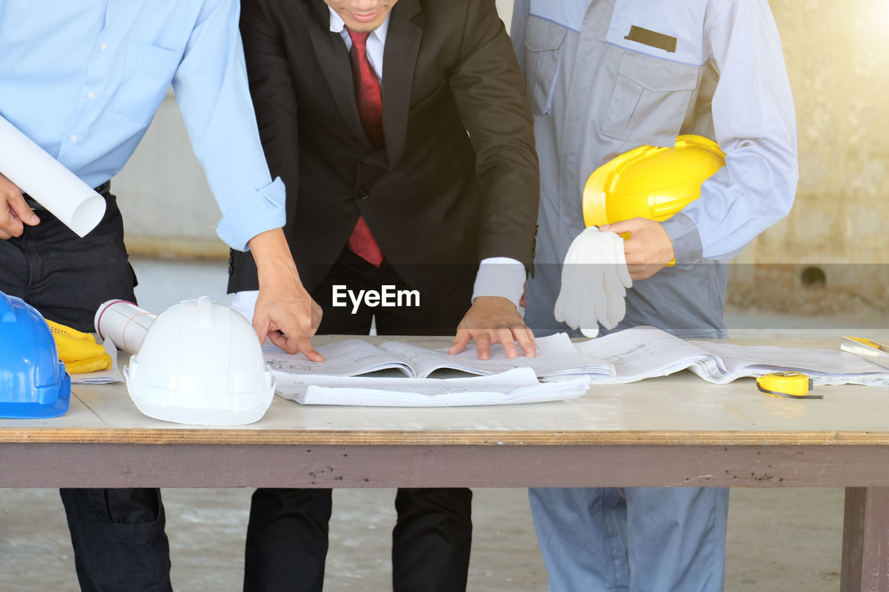 GROUP OF PEOPLE WORKING IN THE TABLE