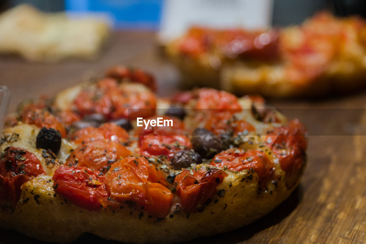 CLOSE-UP OF PIZZA IN PLATE