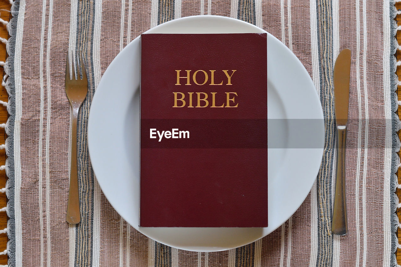 DIRECTLY ABOVE SHOT OF TEXT ON PLATE