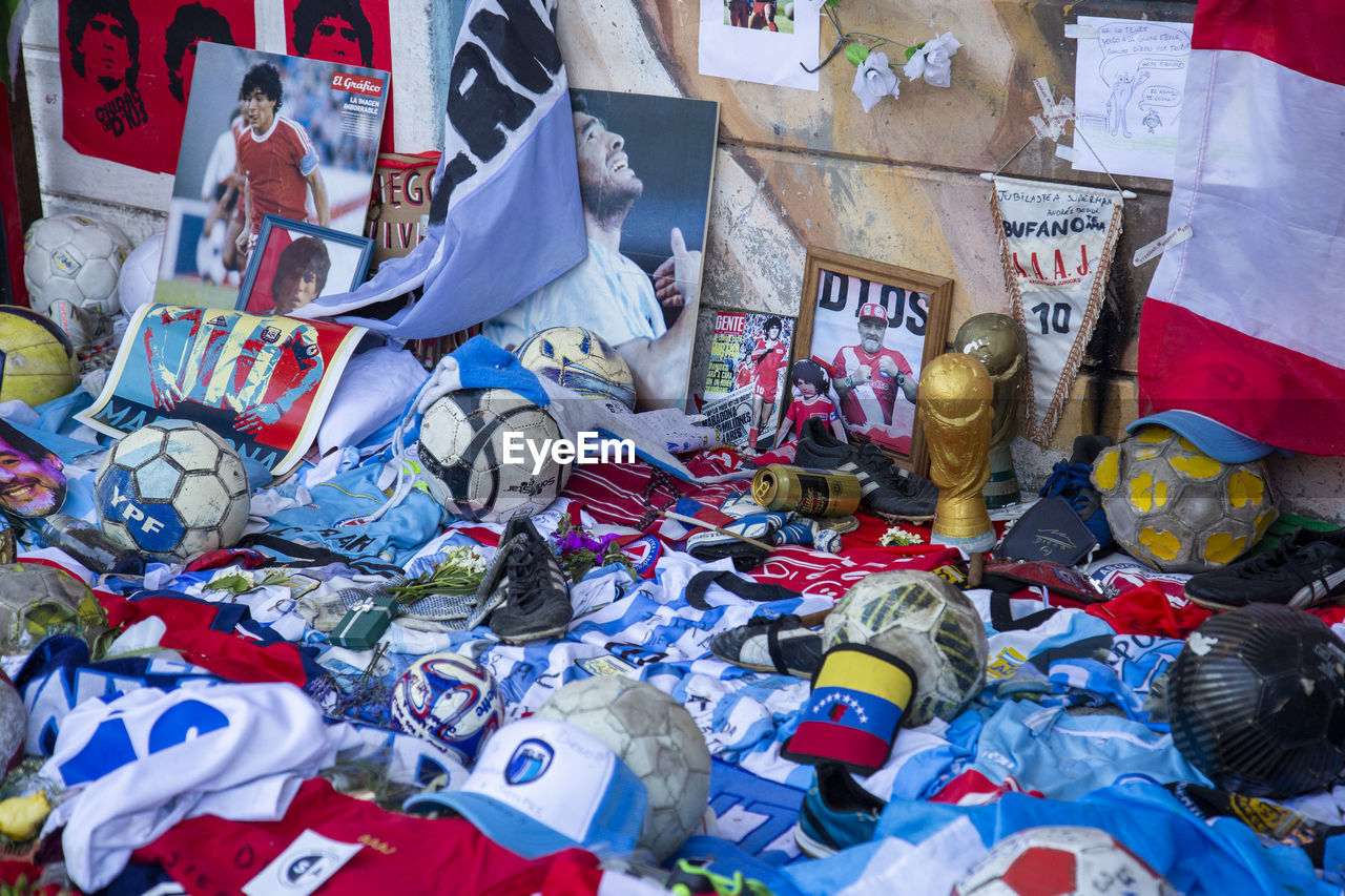 HIGH ANGLE VIEW OF GRAFFITI ON BED WITH GARBAGE