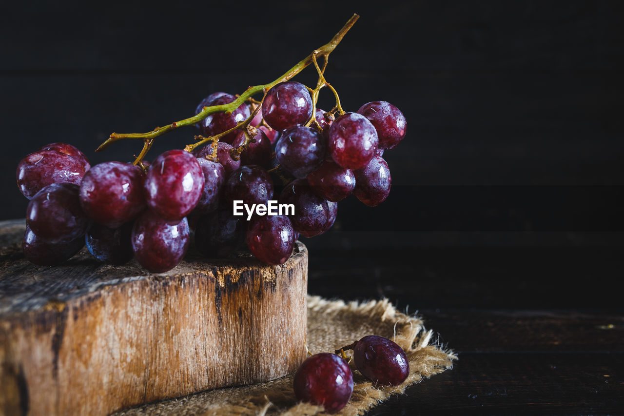 Bunch of grapes on wooden block