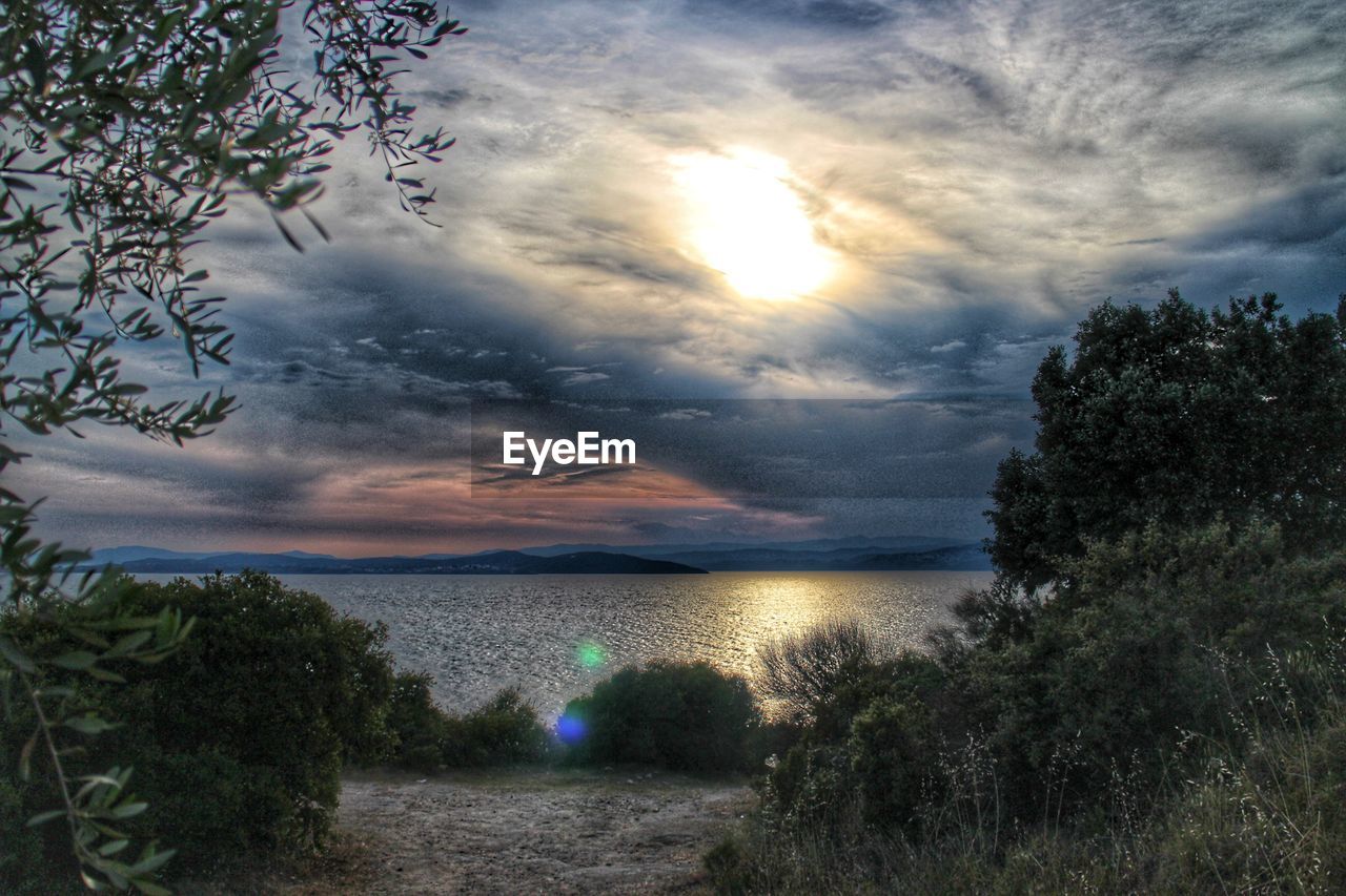 IDYLLIC VIEW OF SEA AGAINST SKY DURING SUNSET