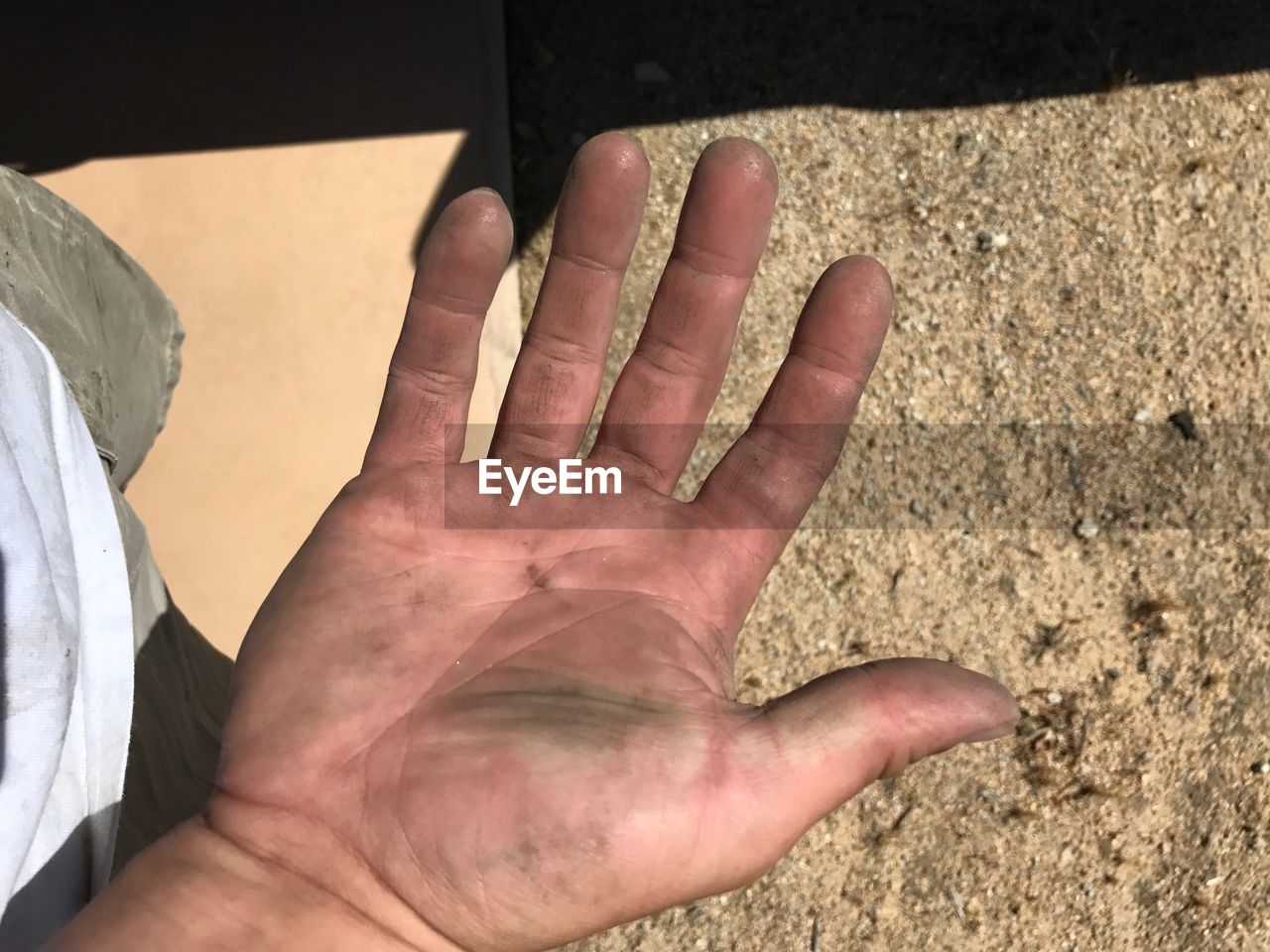 CLOSE-UP OF MAN HAND WITH TATTOO