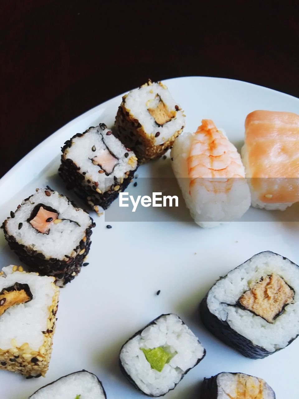 CLOSE-UP OF SUSHI IN PLATE