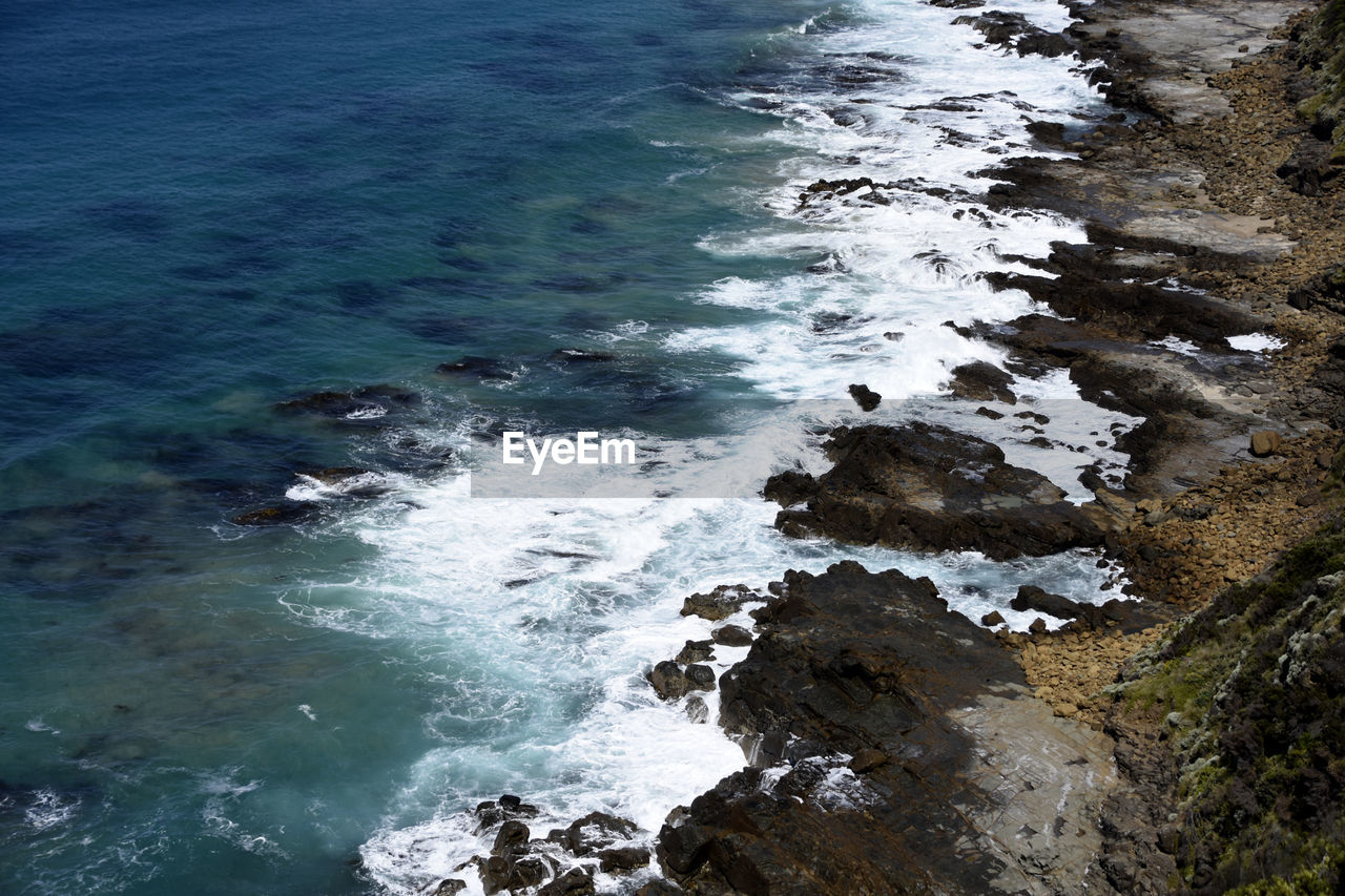 HIGH ANGLE VIEW OF ROCKY BEACH