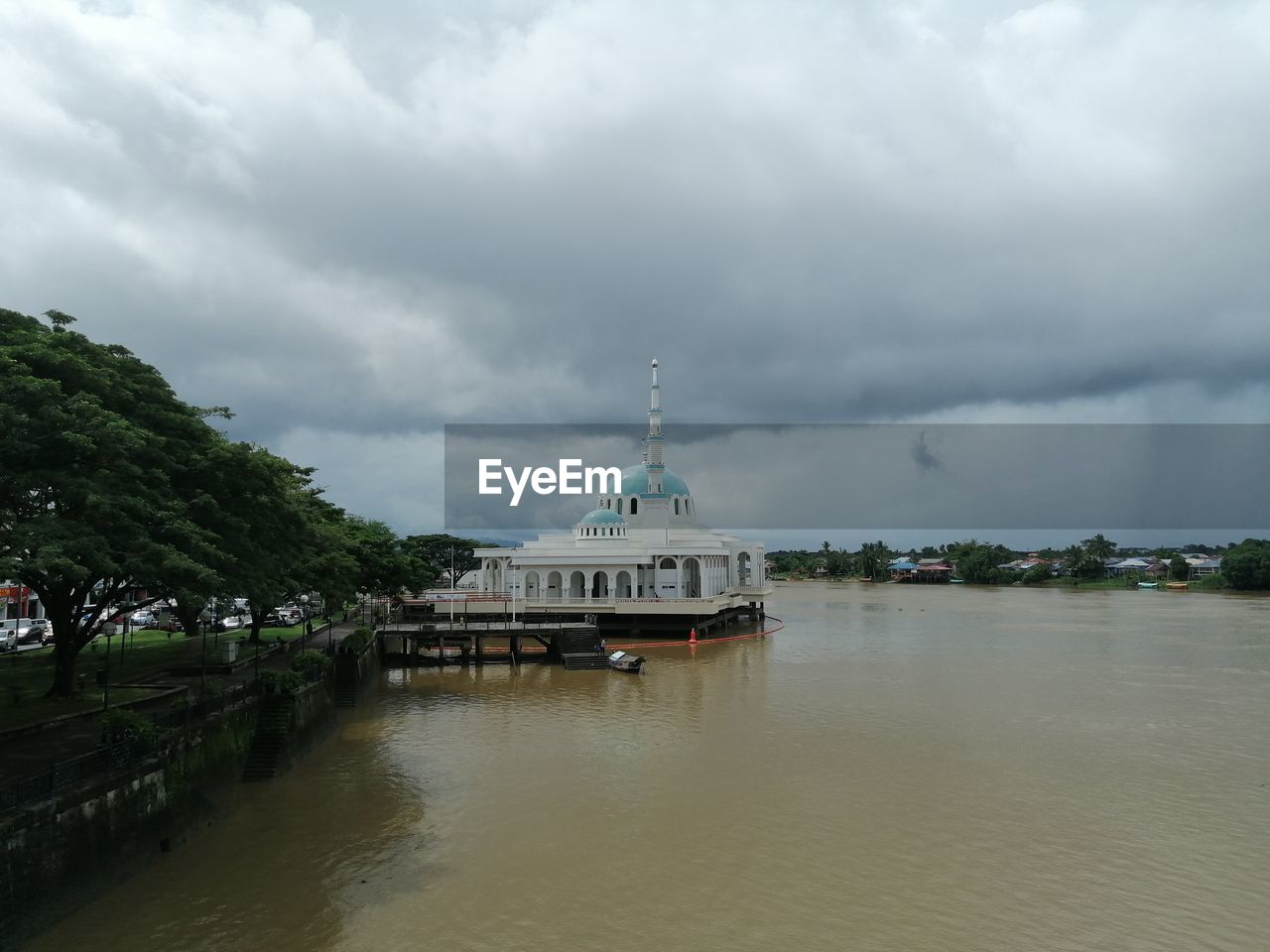 VIEW OF BUILDING AT WATERFRONT