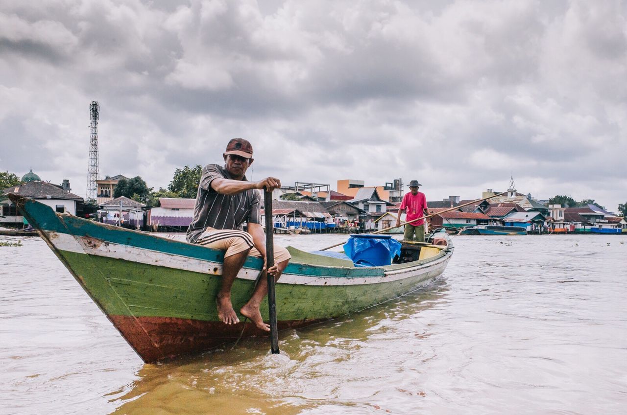 HIGH ANGLE VIEW OF MAN IN BOAT