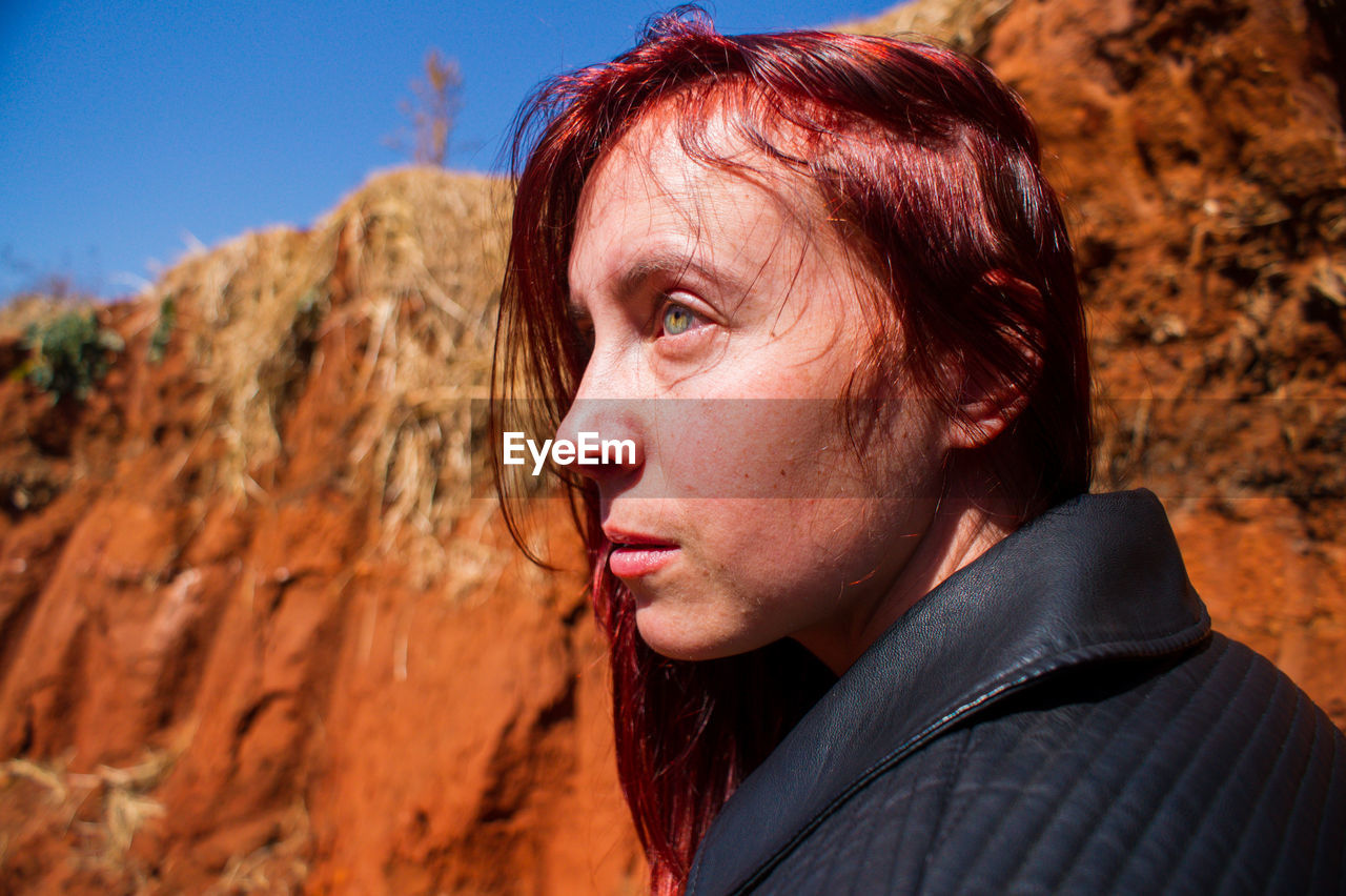 PORTRAIT OF A WOMAN LOOKING AWAY