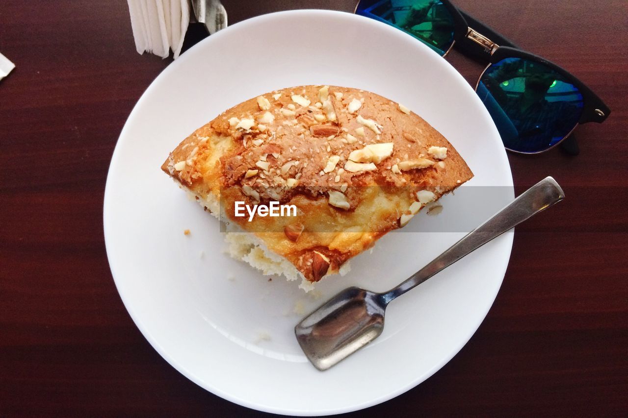 HIGH ANGLE VIEW OF CAKE SERVED ON PLATE