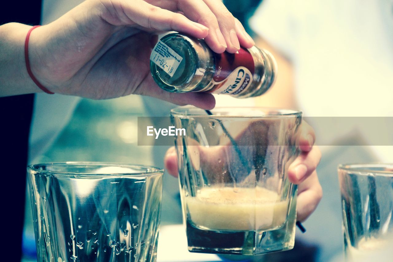 CROPPED IMAGE OF HAND HOLDING BEER GLASS