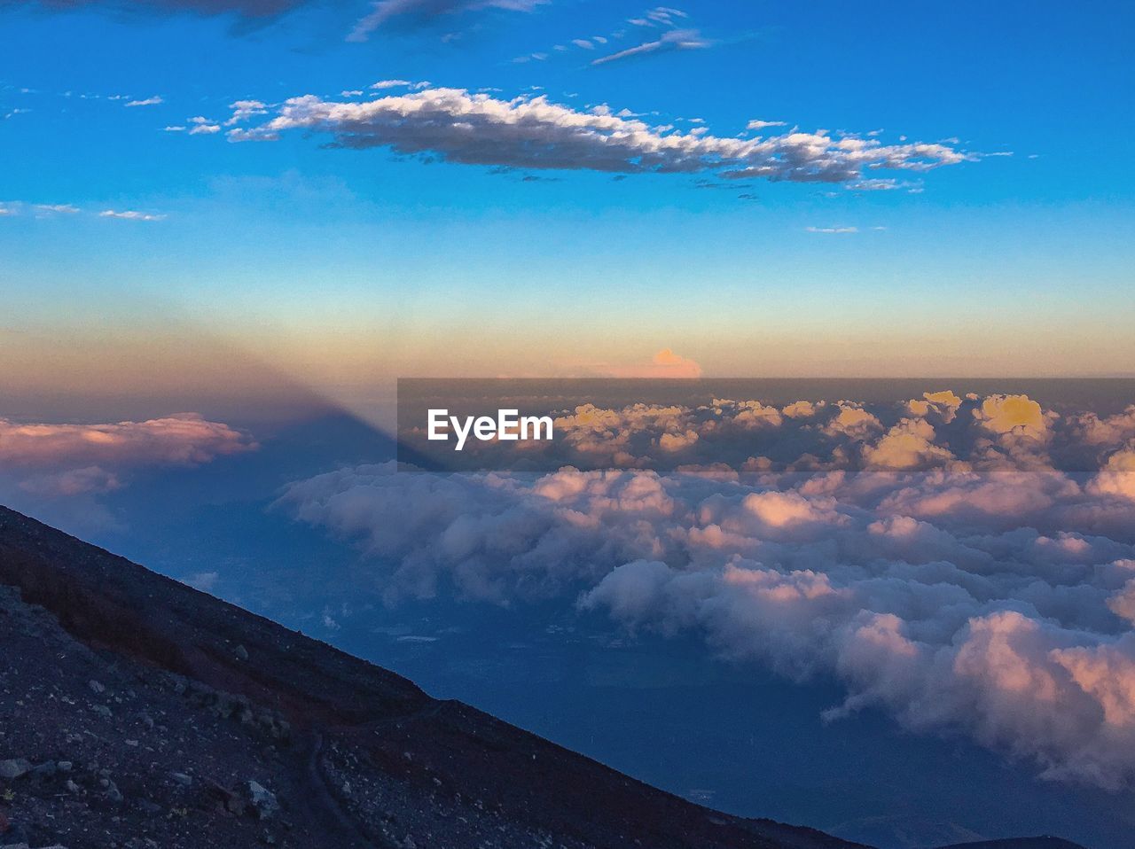 SCENIC VIEW OF CLOUDSCAPE OVER MOUNTAINS AGAINST SKY