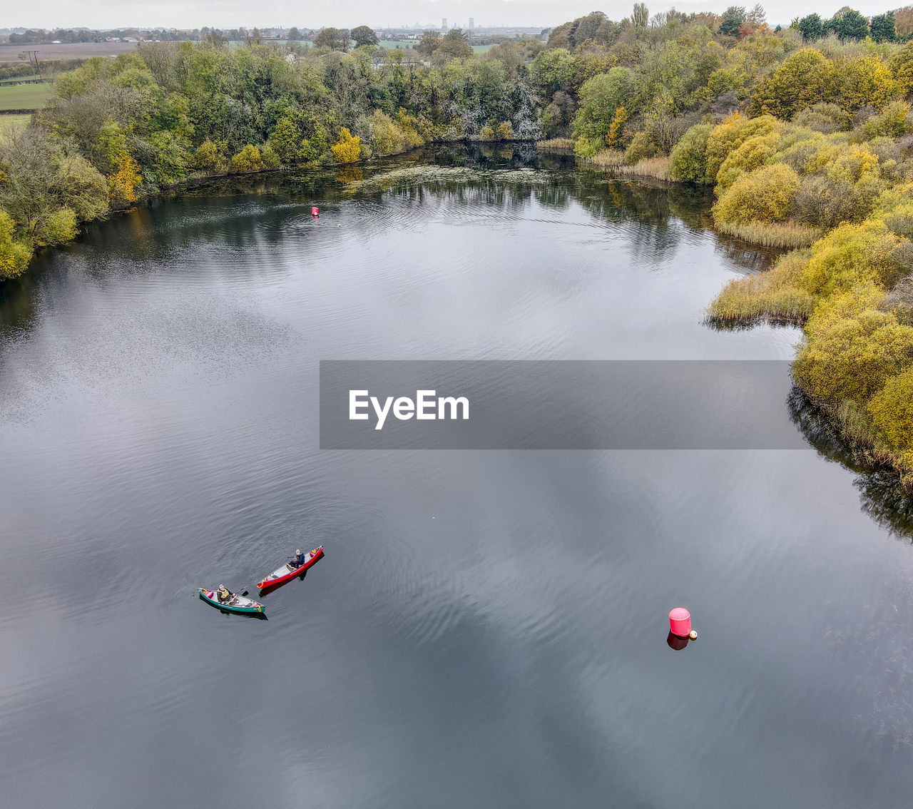 HIGH ANGLE VIEW OF BOAT ON LAKE