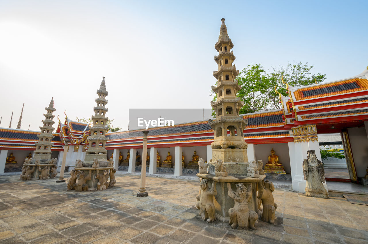 Sculptures at wat pho