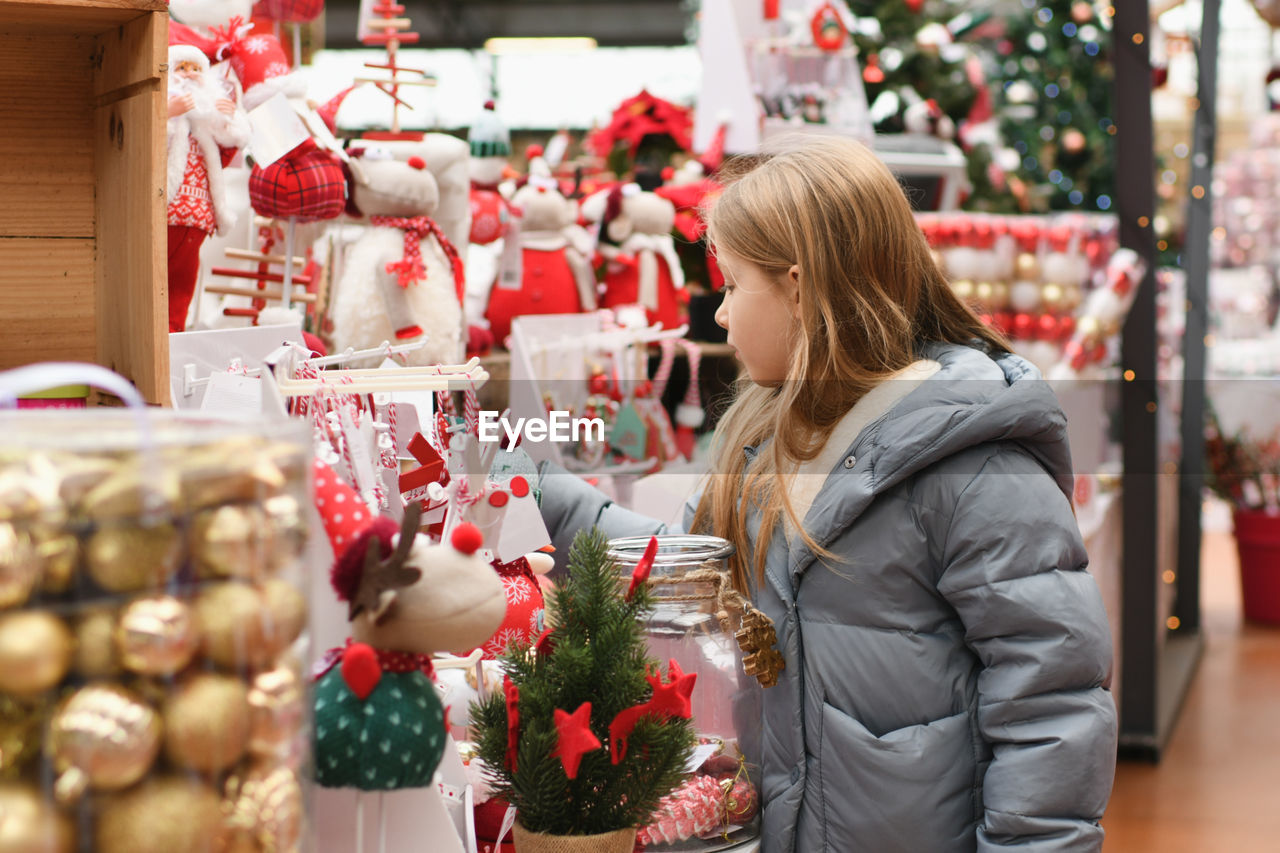 A girl choose the balls for the christmas tree