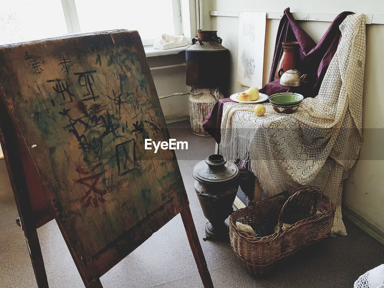 HIGH ANGLE VIEW OF BASKET IN TABLE