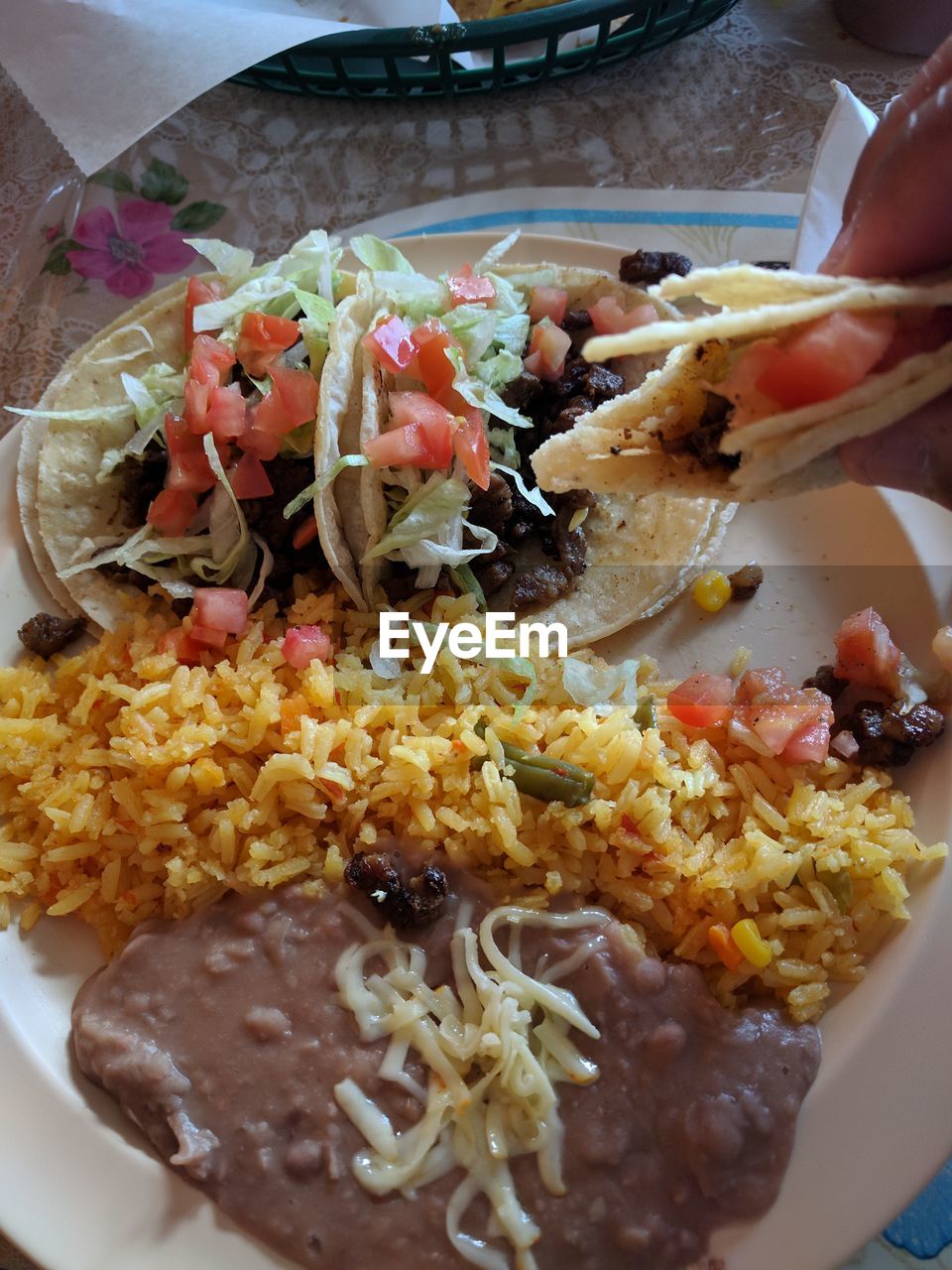 CLOSE-UP OF HAND HOLDING FOOD