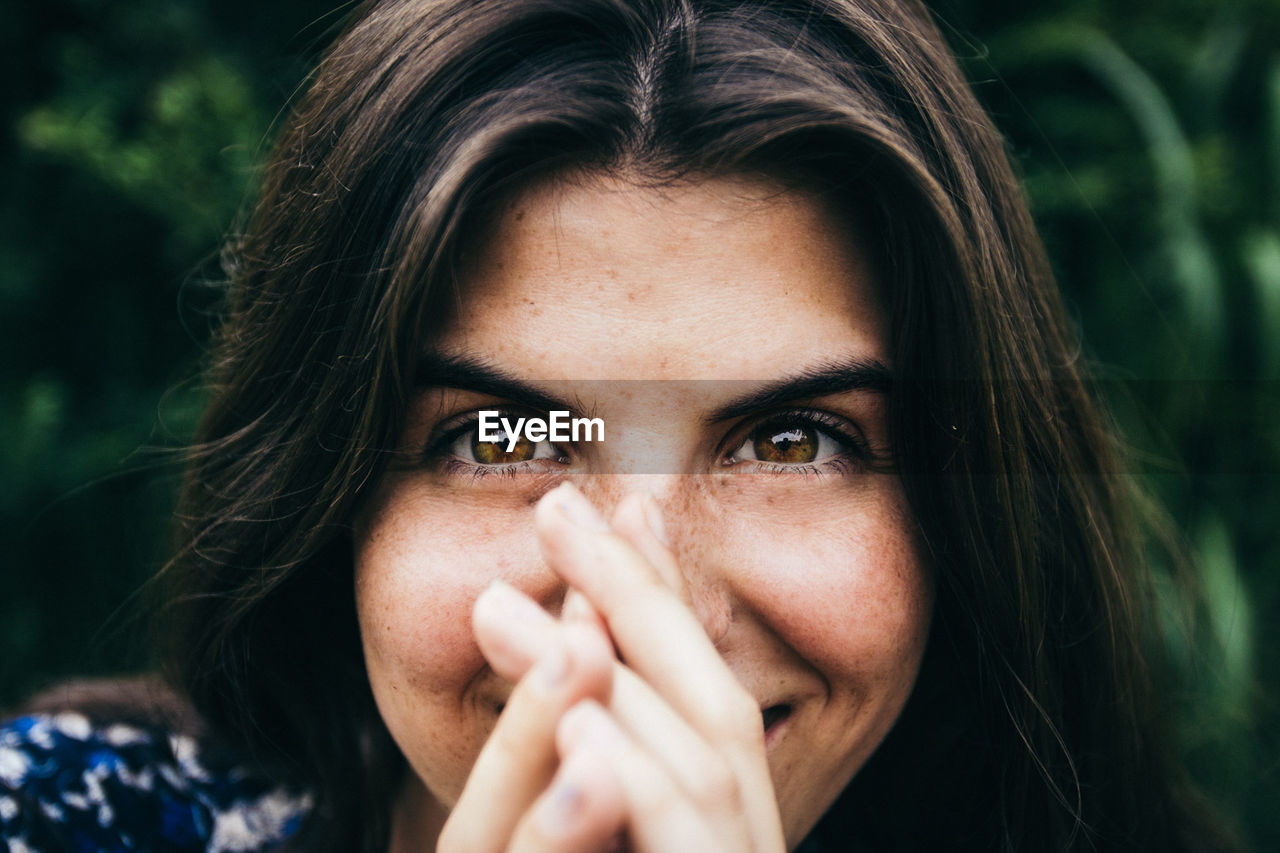 CLOSE-UP PORTRAIT OF WOMAN SMILING