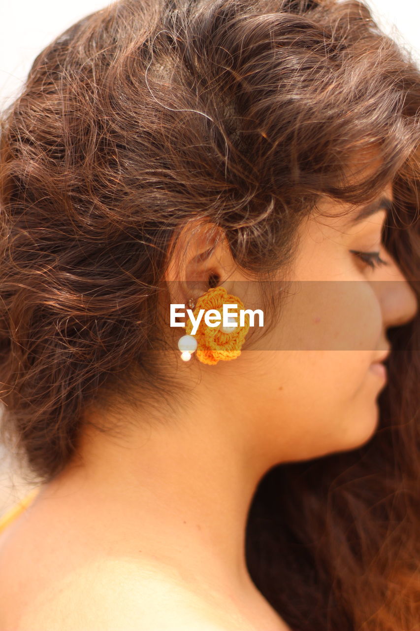 CLOSE-UP PORTRAIT OF YOUNG WOMAN WITH HAIR