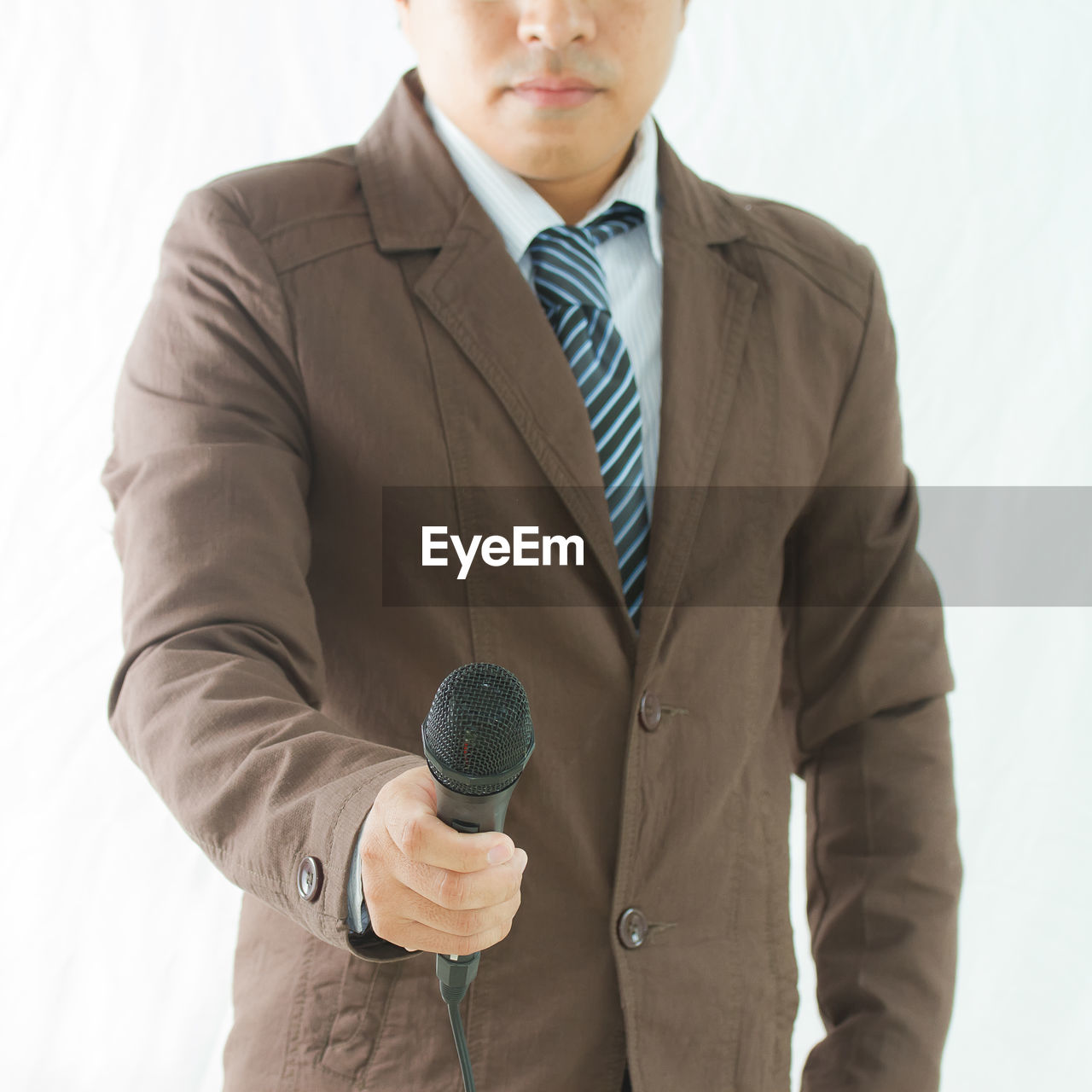 MIDSECTION OF A MAN HOLDING GLASS