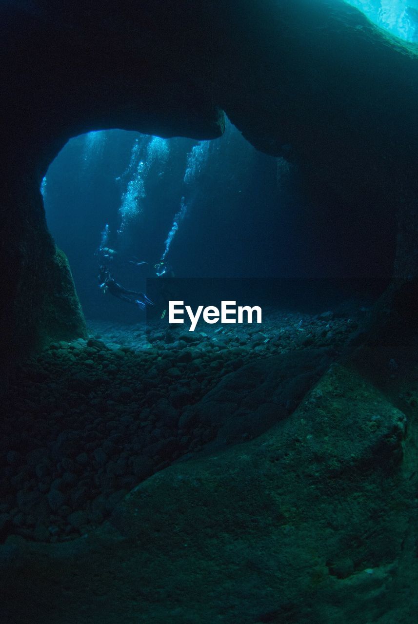 MAN SWIMMING UNDERWATER