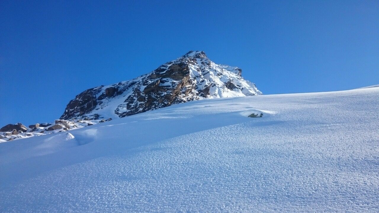 SCENIC VIEW OF SNOW COVERED MOUNTAINS AGAINST CLEAR SKY