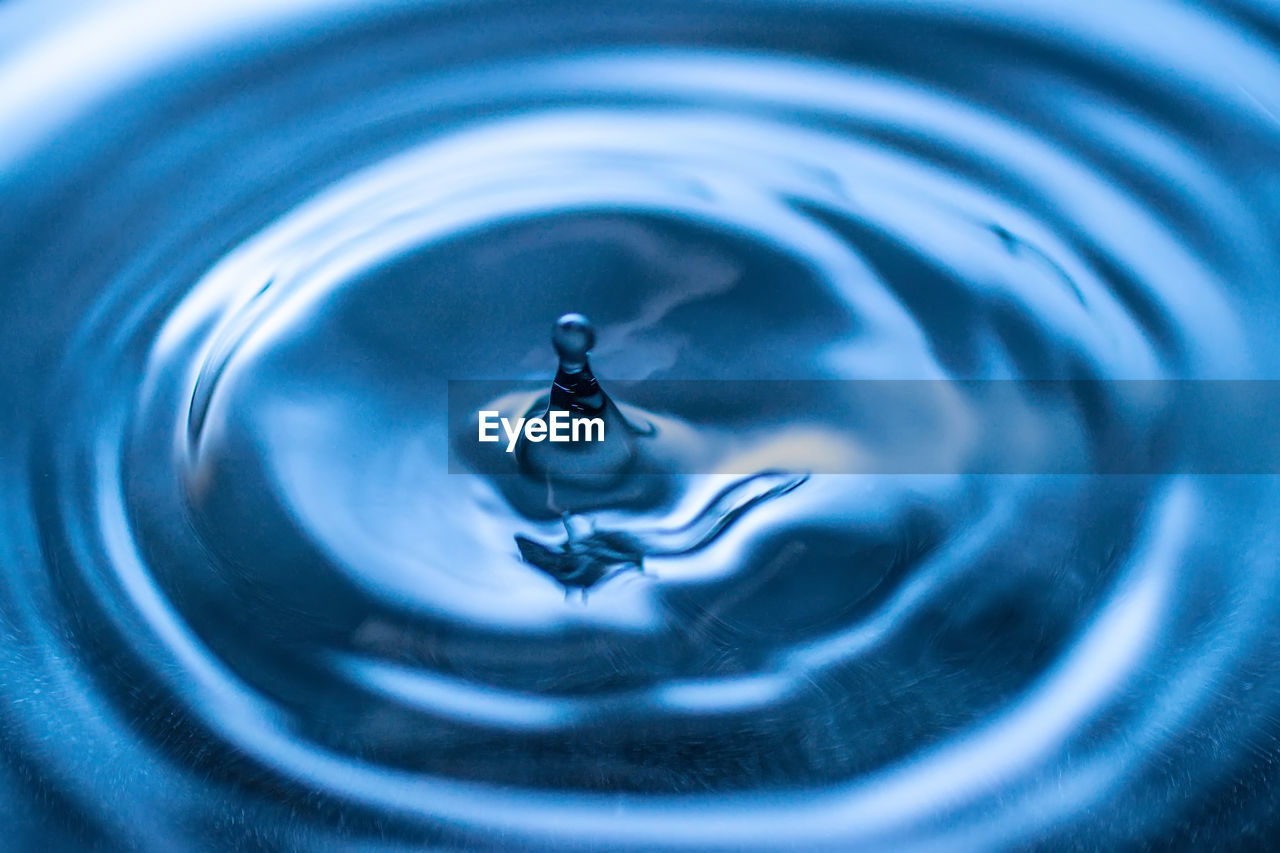 FULL FRAME SHOT OF DROP FALLING ON GLASS