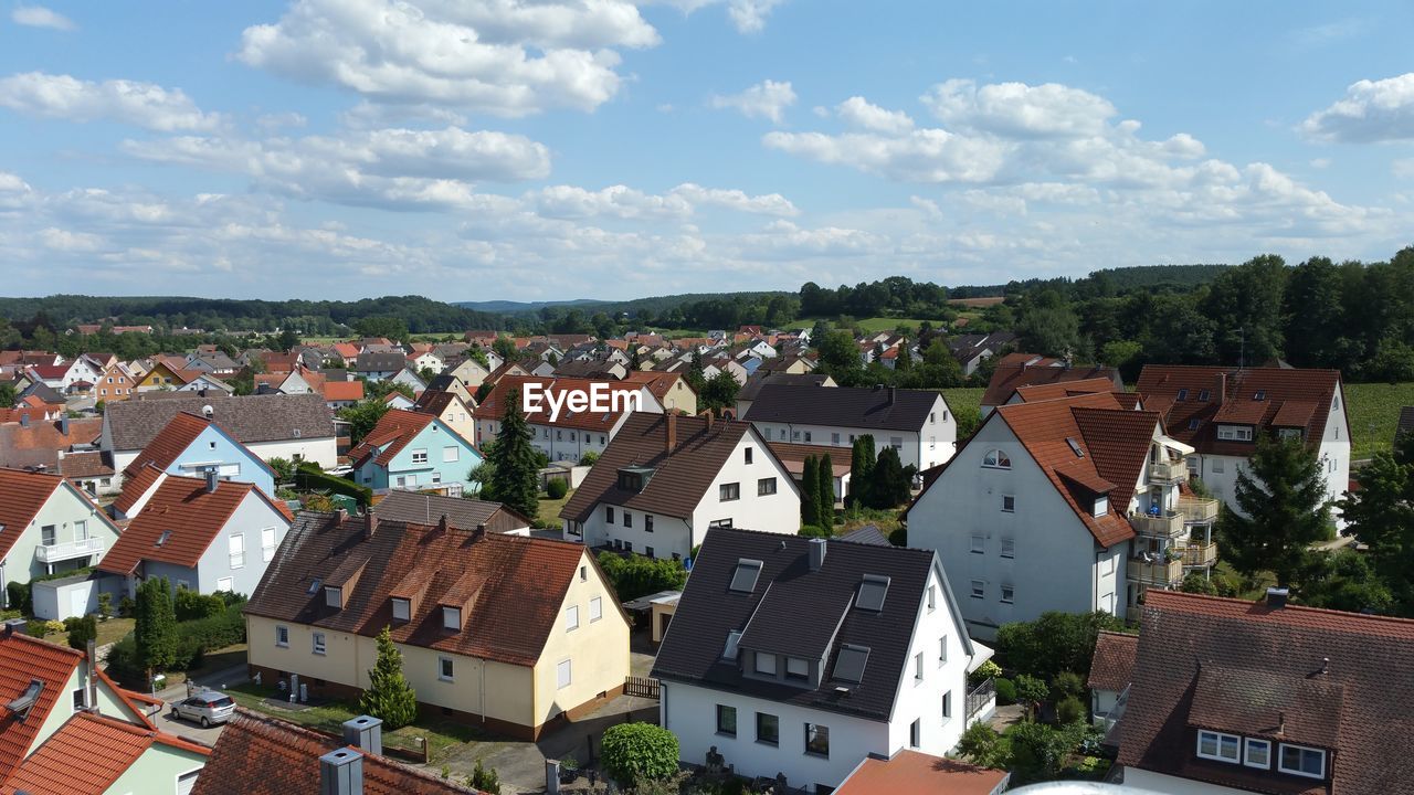 HIGH ANGLE VIEW OF TOWNSCAPE AGAINST SKY IN CITY