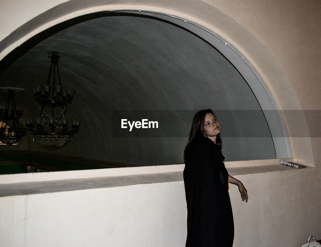 FULL LENGTH PORTRAIT OF WOMAN STANDING AGAINST WALL